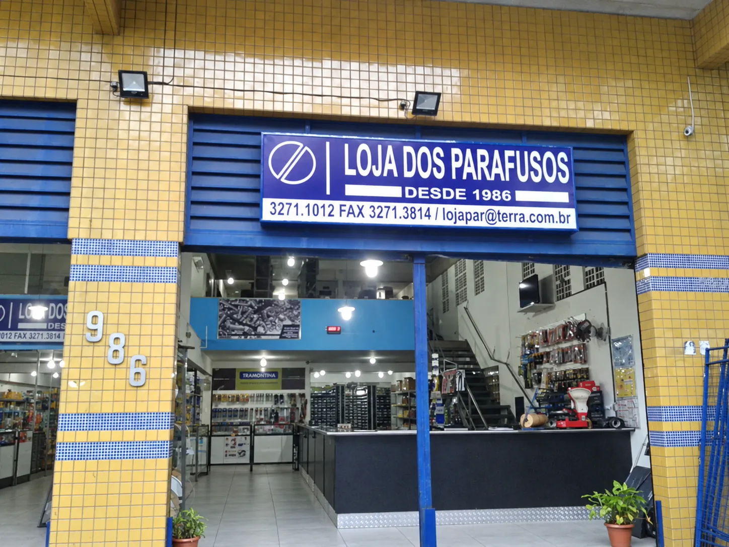 Fachada da Loja dos Parafusos na Rua dos Tupis